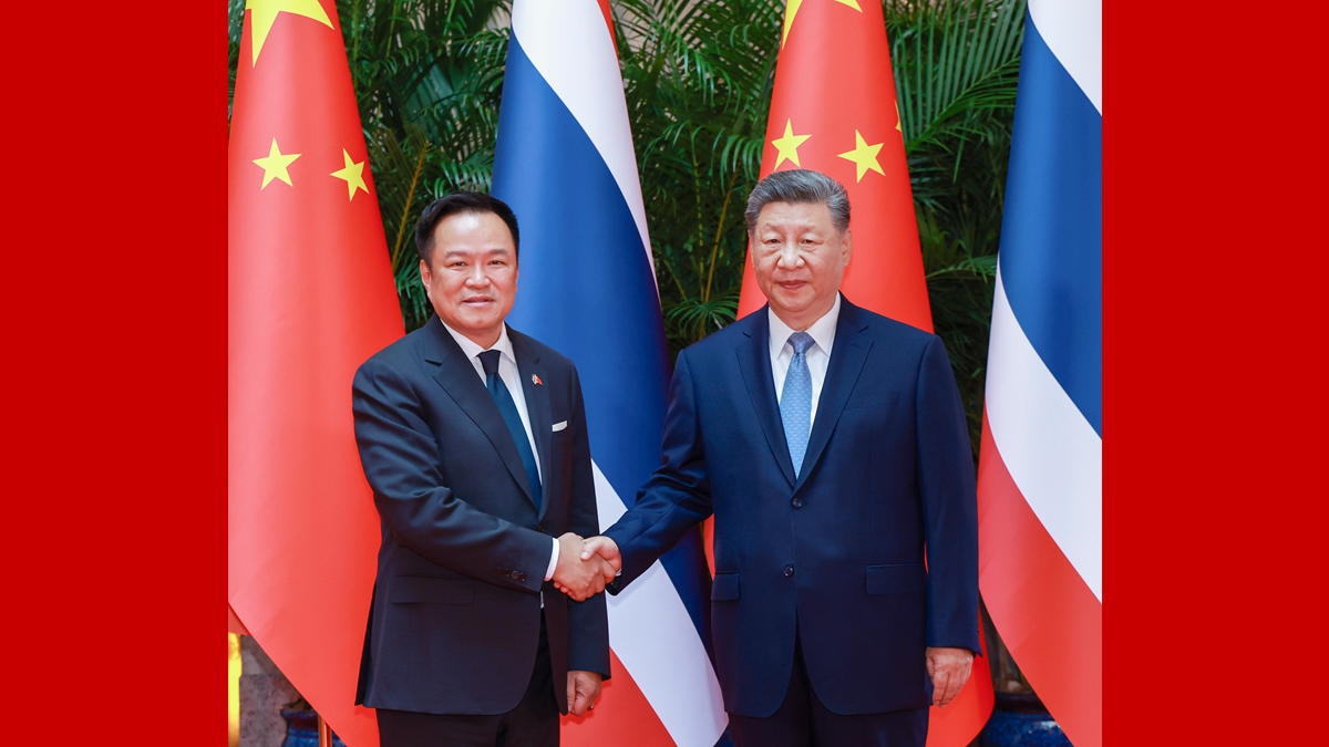 习近平会见泰国总理阿努廷